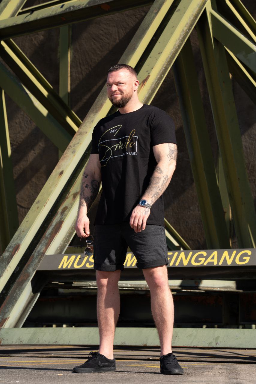 Männer T-Shirt "My Smile Is My Label" Oversized