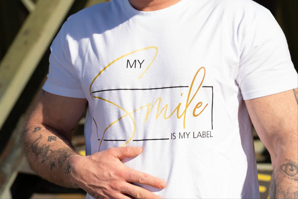 Männer T-Shirt "My Smile Is My Label" Oversized