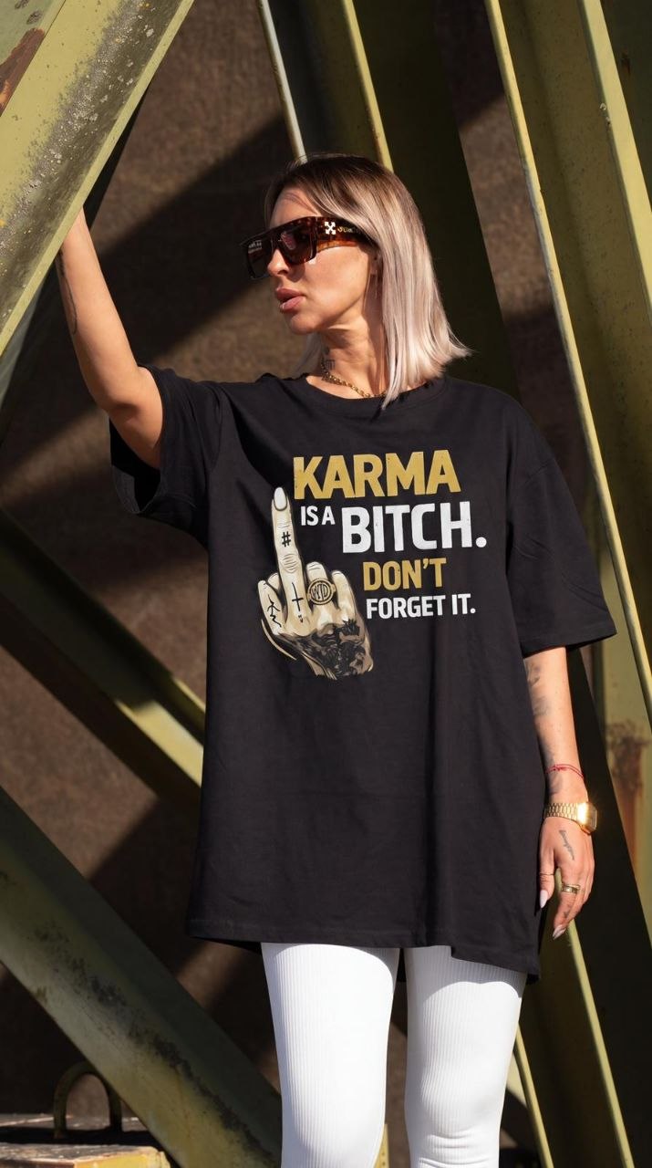 Frauen T-Shirt "Karma is a bitch don't forget it" Oversized