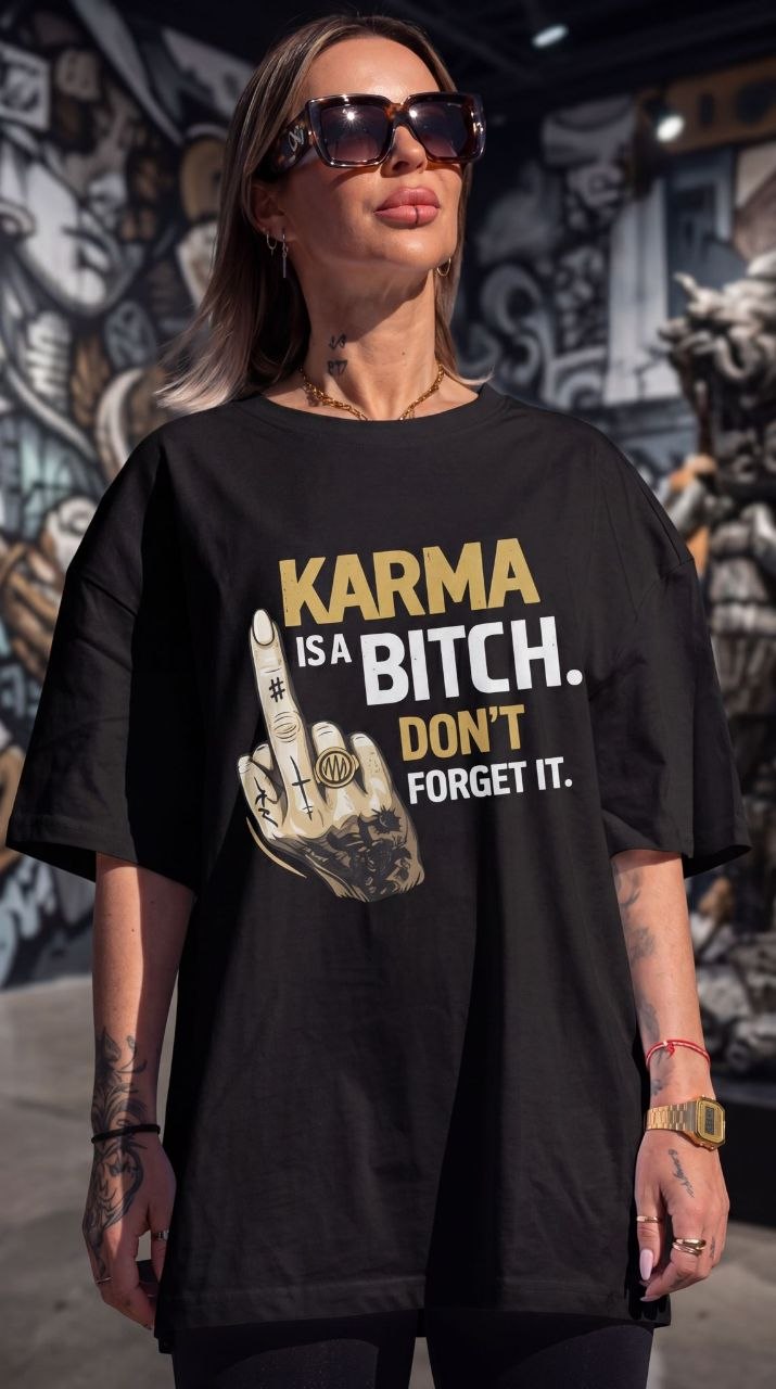 Frauen T-Shirt "Karma is a bitch don't forget it" Oversized